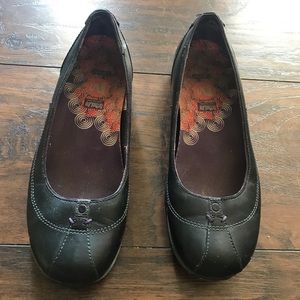 Merrell flats in black leather.